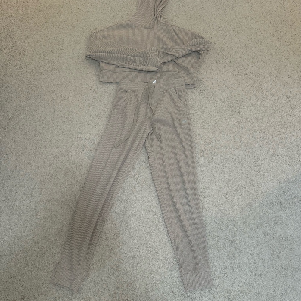 Alo yoga muse pants size M in tan